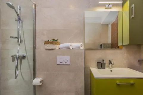 شقة Reana